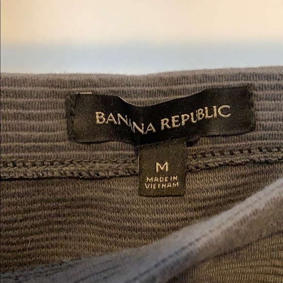 Like new grey ribbed Banana Republic pencil skirt - Picture 3 of 3